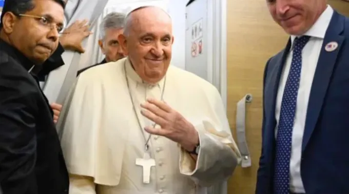 Papa Francisco a bordo do avião que o levou de Roma à Mongólia. ?? 