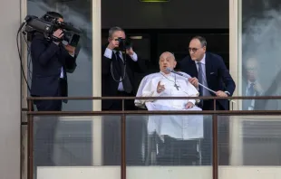 Papa Francisco no balcão do Hospital Policlínico Agostino Gemelli, em 23 de março