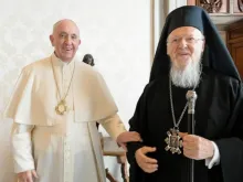 Papa Francisco durante encontro com o Patriarca Ecumênico Bartolomeu I no Vaticano, em 4 de outubro de 2021.
