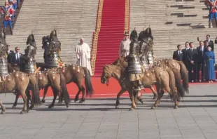 O papa Francisco com o presidente da Mongólia, Ukhnaagiin Khürelsükh, na cerimônia de boas-vindas na praça Sükhbaatar.