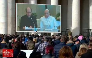 O papa Francisco conduz a oração do Ângelus na Casa Santa Marta. |