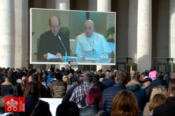 O papa Francisco conduz a oração do Ângelus na Casa Santa Marta. |