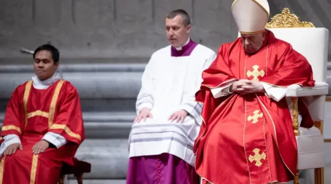 Papa Francisco na celebração da Paixão do Senhor, nesta Sexta-feira Santa, na basílica de São Pedro