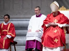 Papa Francisco na celebração da Paixão do Senhor, nesta Sexta-feira Santa, na basílica de São Pedro