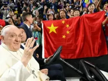 Papa Francisco cumprimenta um grupo de fiéis da China na Mongólia