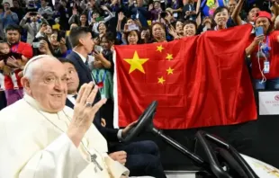 Papa Francisco cumprimenta um grupo de fiéis da China na Mongólia