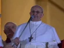 Papa Francisco fala pela primeira vez aos fiéis depois de sua eleição em 13 de março de 2013
