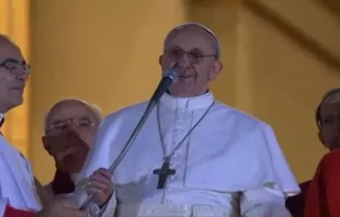 Papa Francisco fala pela primeira vez aos fiéis depois de sua eleição em 13 de março de 2013