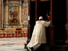 Papa Francisco se confessa na Basílica de São Pedro, no Vaticano.
