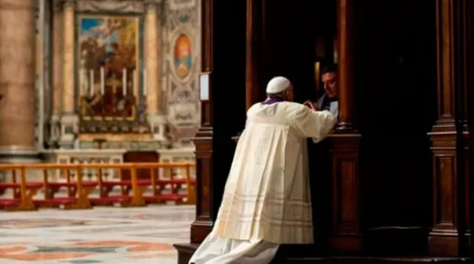 Papa Francisco se confessa na Basílica de São Pedro, no Vaticano. ?? 