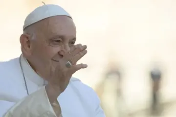 Papa Francisco sorri durante sua audiência geral na Praça de São Pedro, 27 de setembro de 2023.