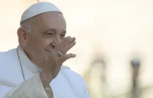 Papa Francisco sorri durante sua audiência geral na Praça de São Pedro, 27 de setembro de 2023.