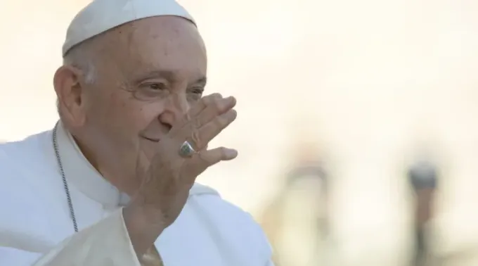 Papa Francisco sorri durante sua audiência geral na Praça de São Pedro, 27 de setembro de 2023. ?? 