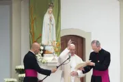 O papa Francisco abençoa os fiéis no Santuário de Nossa Senhora de Fátima em Portugal em 2017.