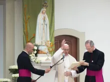 O papa Francisco abençoa os fiéis no Santuário de Nossa Senhora de Fátima em Portugal em 2017.
