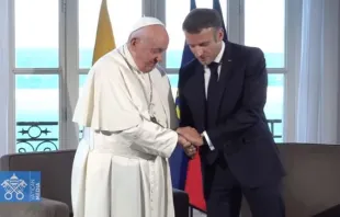 Papa Francisco e Emmanuel Macron.