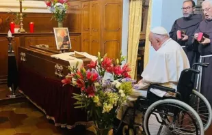 O papa Francisco reza diante do caixão do padre Manuel Blanco, confessor.