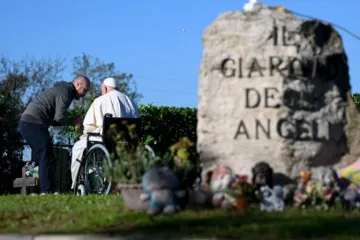Papa Francisco encontra-se com Stefano, pai de uma das crianças sepultadas no Jardim dos Anjos, no Cemitério Laurentino de Roma (Itália) em 2 de novembro .