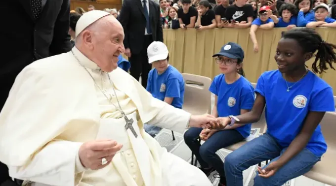 Papa Francisco esta manhã com os jovens da rede nacional de “Escolas para a Paz” ?? 