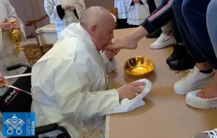 Papa Francisco durante o lava-pés na prisão de Rebibbia.