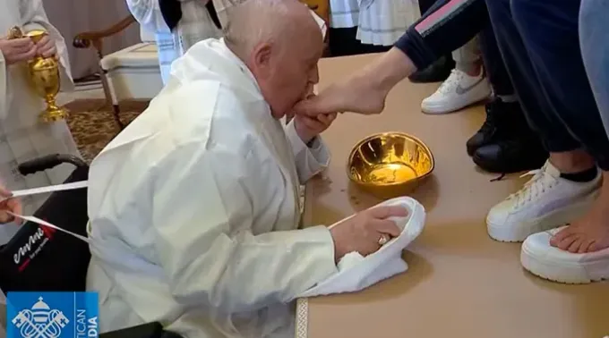 Papa Francisco durante o lava-pés na prisão de Rebibbia. ?? 