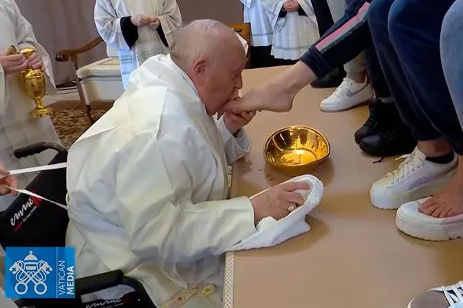  Papa Francisco lava os pés de 12 detentas: Cristo sempre nos espera de braços abertos 