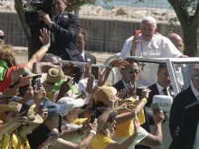 Papa Francisco e jovens na JMJ Lisboa 2023.