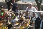 O papa Francisco com os jovens na JMJ Lisboa 2023.