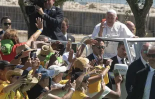 Papa Francisco e jovens na JMJ Lisboa 2023.