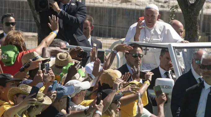 O papa Francisco com os jovens na JMJ Lisboa 2023. ?? 