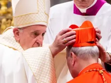 O papa Francisco coloca o barrete vermelho no cardeal Michael Louis Fitzgerald, durante um consistório público ordinário para a criação de novos cardeais na basílica de São Pedro, em 5 de outubro de 2019.