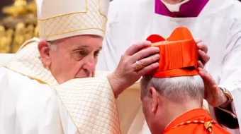 O papa Francisco coloca o barrete vermelho no cardeal Michael Louis Fitzgerald, durante um consistório público ordinário para a criação de novos cardeais na basílica de São Pedro, em 5 de outubro de 2019.