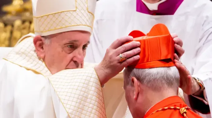 O papa Francisco coloca o barrete vermelho no cardeal Michael Louis Fitzgerald, durante um consistório público ordinário para a criação de novos cardeais na basílica de São Pedro, em 5 de outubro de 2019. ?? 