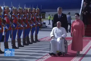 Papa Francisco chega à Mongólia.