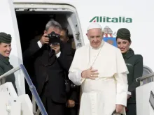 Papa Francisco embarca em avião para viagem internacional