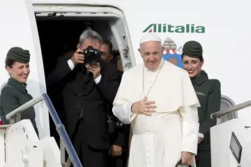 Papa Francisco embarca em avião para viagem internacional