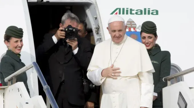 Papa Francisco embarca em avião para viagem internacional ?? 