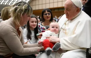 Papa Francisco abençoa um bebê durante uma audiência geral no Vaticano