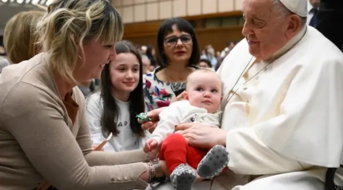 Papa Francisco abençoa um bebê durante uma audiência geral no Vaticano