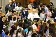 Papa Francisco com crianças participando do evento “Crianças: geração futura” hoje no Vaticano.