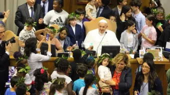 Papa Francisco com crianças participando do evento “Crianças: geração futura” hoje no Vaticano.