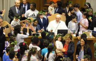 Papa Francisco com crianças participando do evento “Crianças: geração futura” hoje no Vaticano.