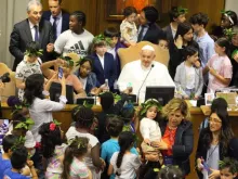 Papa Francisco com crianças participando do evento “Crianças: geração futura” hoje no Vaticano.