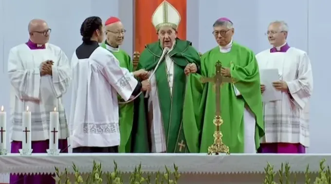 Em setembro de 2023, o papa Francisco na Mongólia saúda o “povo nobre” da China, de mãos dadas com dois bispos chineses. ?? 