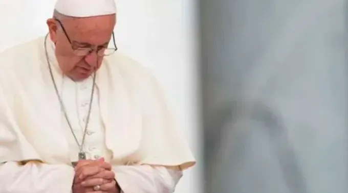 Papa Francisco em oração. ?? 
