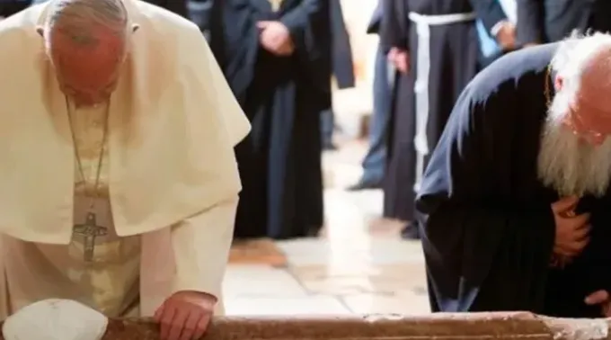 Papa Francisco e o patriarca ortodoxo Bartolomeu rezam juntos na Terra Santa