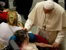Papa Francisco abençoa uma pessoa doente no Vaticano.
