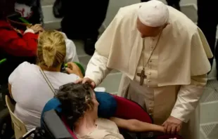 Papa Francisco abençoa uma pessoa doente no Vaticano.