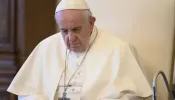 Papa Francisco reza pelas vítimas do incêndio em casamento cristão no Iraque