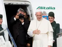 Papa Francisco prestes a embarcar no avião para uma de suas viagens internacionais.